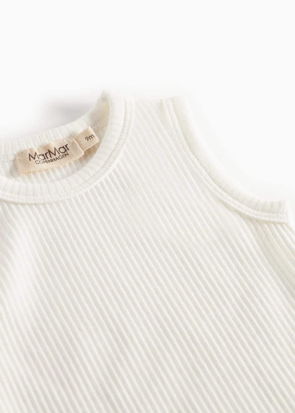 MarMar Copenhagen Rula Modal Sleeveless Romper Ribbed Mouwloze Baby Romper TENCEL™ Modal en Biologisch Katoen close up bovenant gentle white