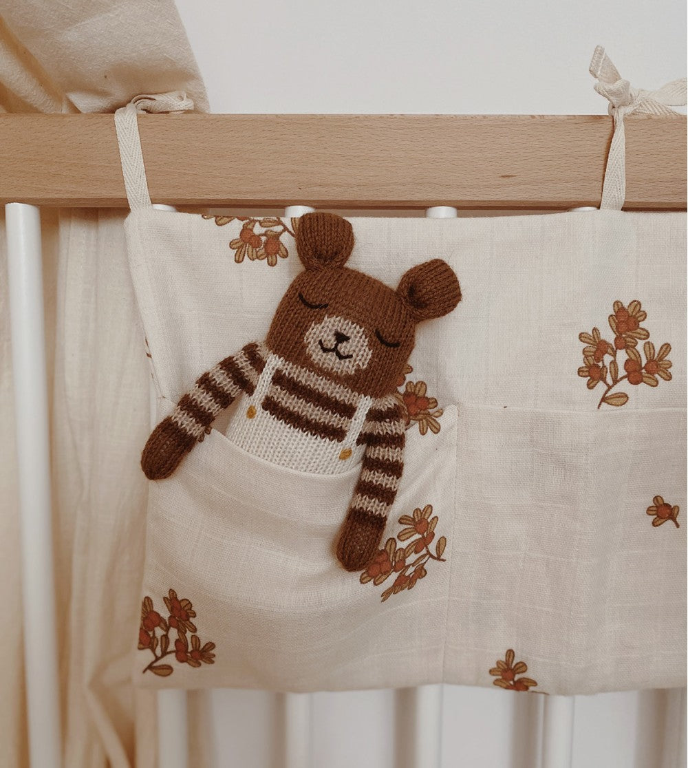 Gebreid knuffel beer/teddy - Ecru overalls - Alpaca wol - Main Sauvage
