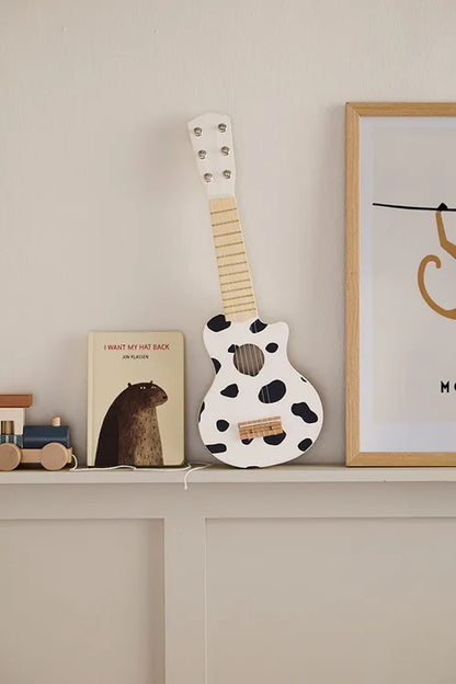 Holzspielzeuggitarre – Kuhmuster – Schwarz-Weiß – FSC-zertifiziert – Kid’s Concept