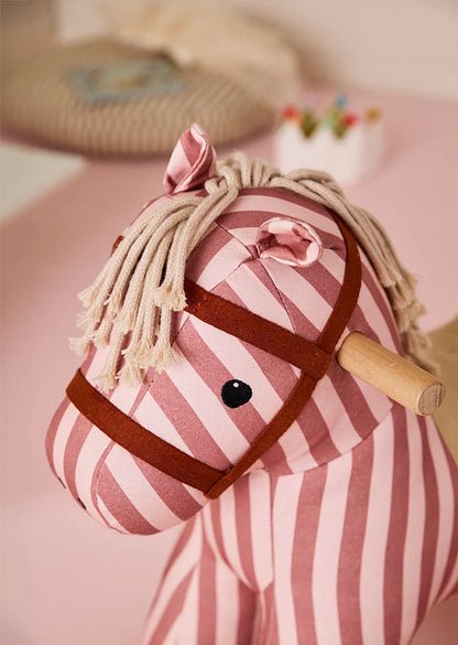 Hobbelpaard Mila – Clay Pink Stripe – FSC-gecertificeerd hout - Kid's Concept