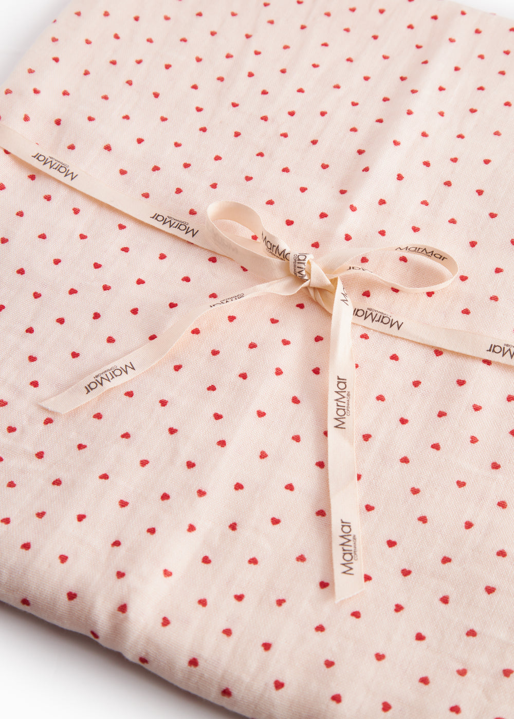 Swaddle – Hydrophiles Tuch – 110x110 cm – Bio-Baumwollmusselin – Bonded Musselin Druck – Happy Hearts/Herzen – MarMar Copenhagen