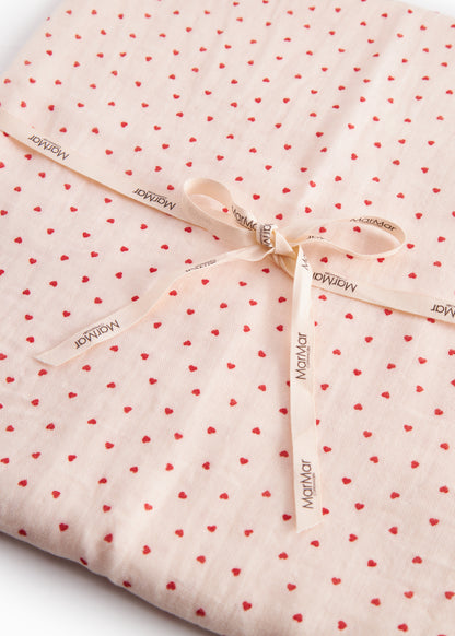 Swaddle – Hydrophiles Tuch – 110x110 cm – Bio-Baumwollmusselin – Bonded Musselin Druck – Happy Hearts/Herzen – MarMar Copenhagen