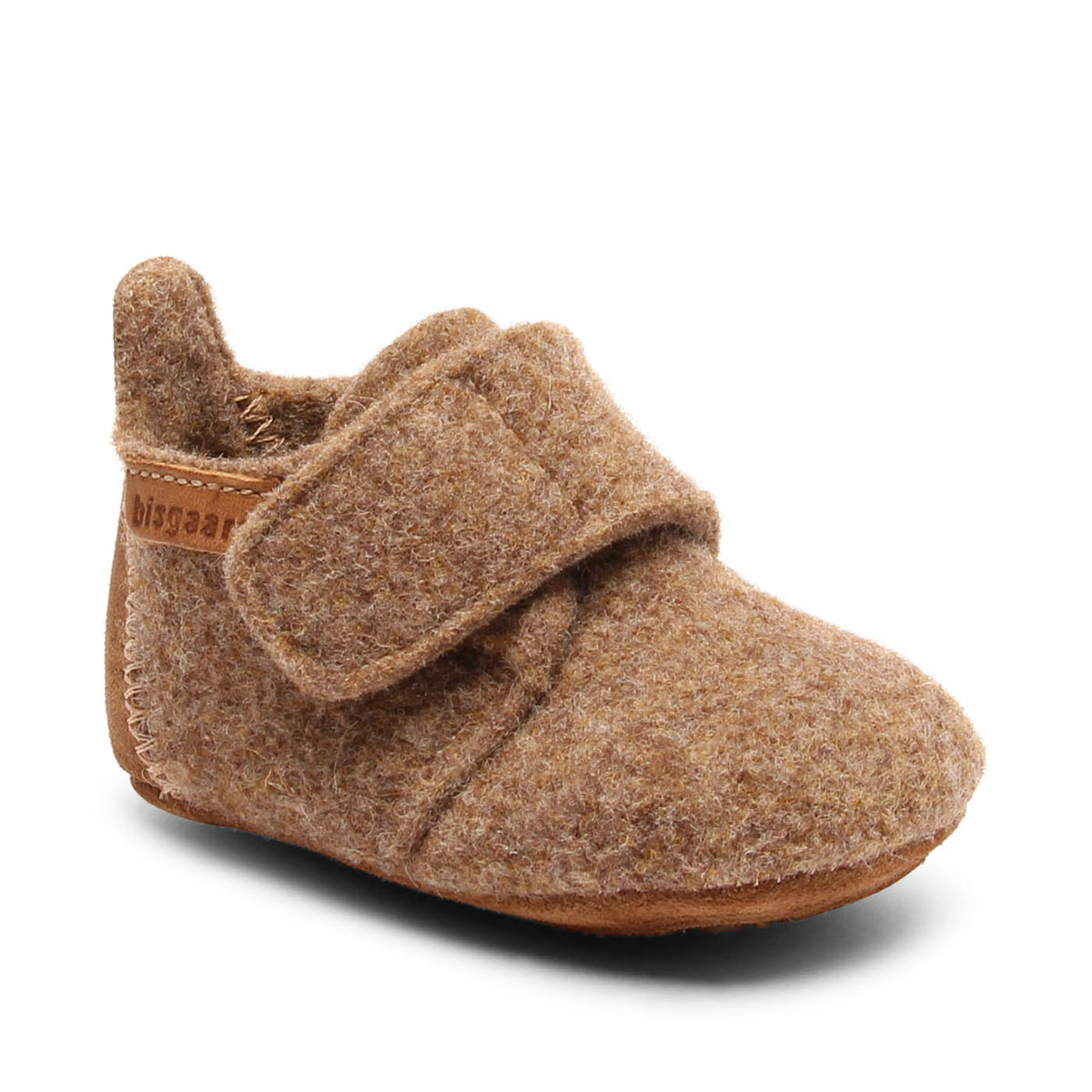 Baby Wool Camel – Chaussons bébé en laine – Bisgaard : chausson vu de trois-quarts avant avec fermeture scratch.