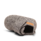 Baby Wool Grey – Chaussons bébé en laine – Bisgaard : chausson vu du dessus avec ouverture visible.