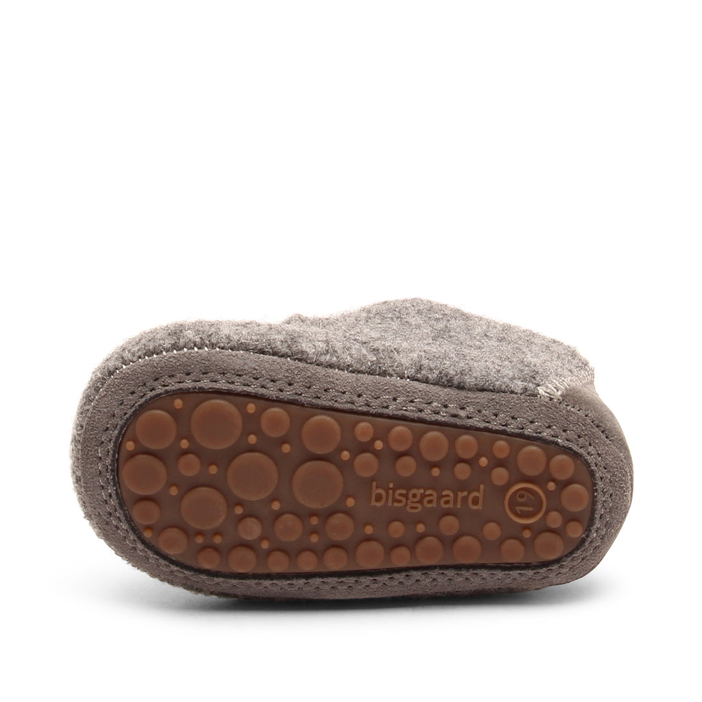 Baby Wool Grey – Chaussons bébé en laine – Bisgaard : dessous du chausson avec semelle visible.