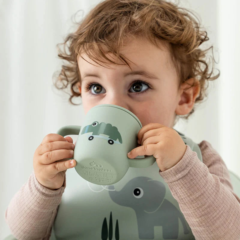 Silikon-Trinkbecher mit 2 Henkeln - Schnabeltasse - Croco - Green - Done by Deer