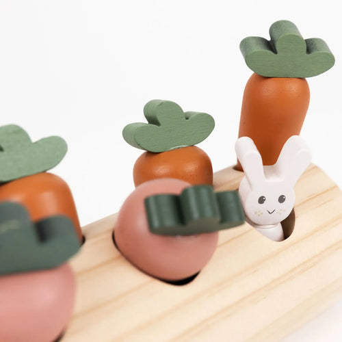 Boomstam Konijn en Groenten – Houten moestuin speelgoed met konijntjes – Egmont Toys: detail van konijnen en groenten in de houten speelstam.