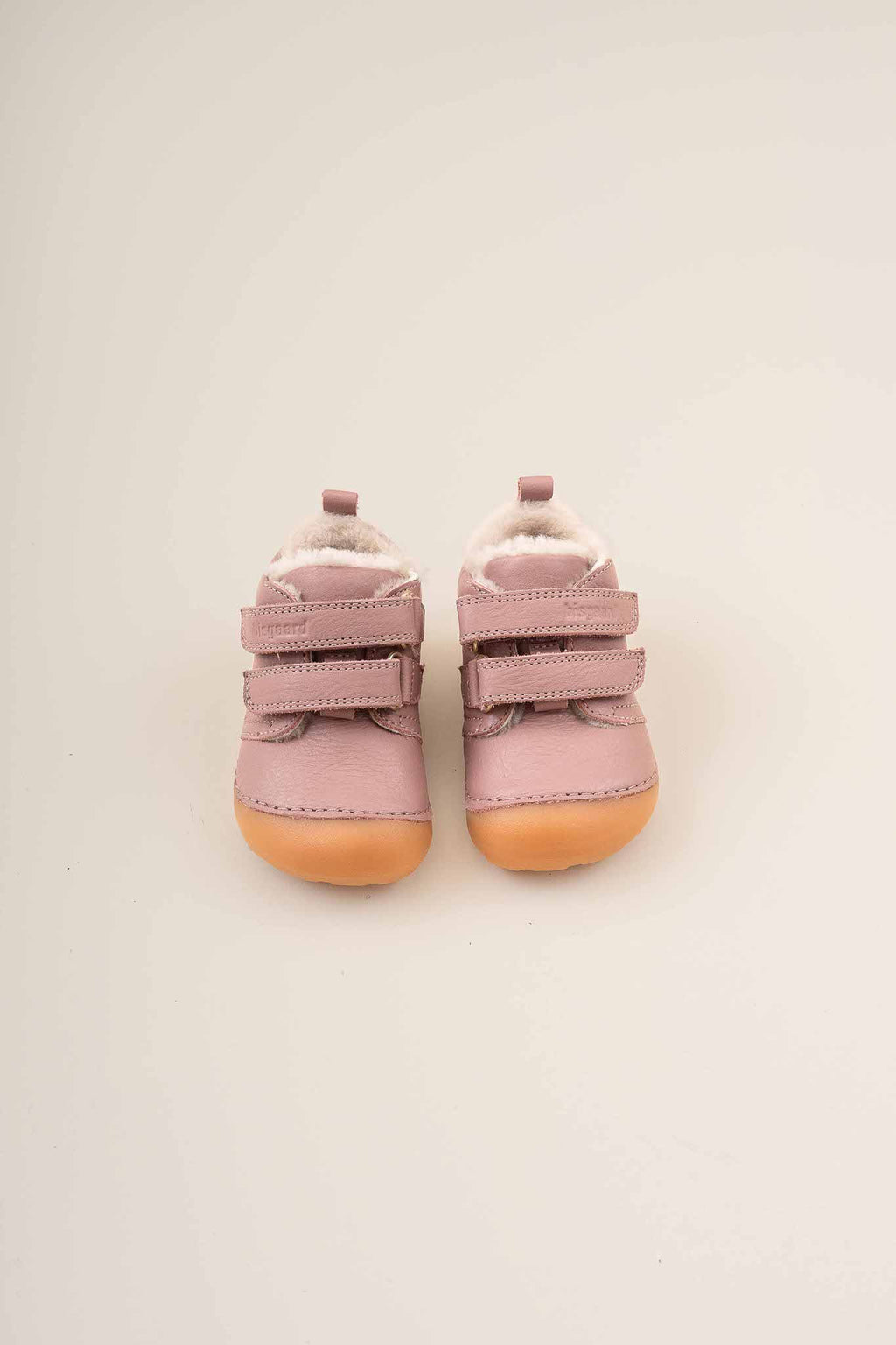 Barefoot Carter Lamb – Rose – Bisgaard : deux chaussures l'une à côté de l'autre.