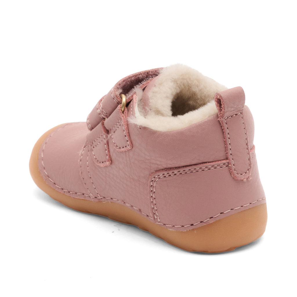 Barefoot Carter Lamb – Rose – Bisgaard : chaussure vue de trois-quarts arrière.