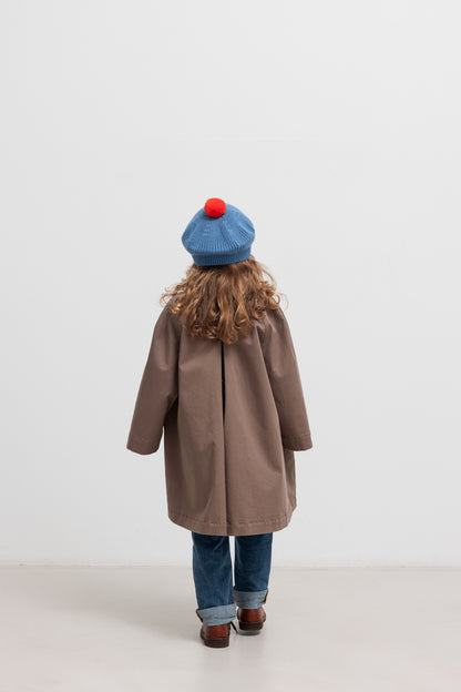 Muts met pompom - Alexo - Merinowol - MarMar Copenhagen - sfeerbeeld met meisje - achteraanzicht
