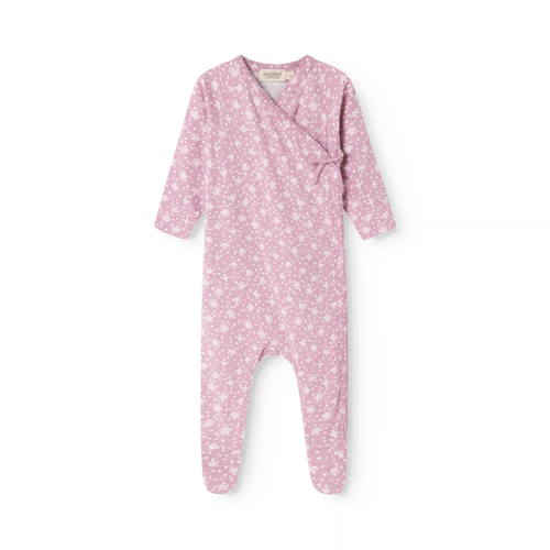 Boxpakje met voetjes – Rubetta Lit de Rose – MarMar Copenhagen: vooraanzicht van het roze boxpakje met voetjes en bloemenprint.