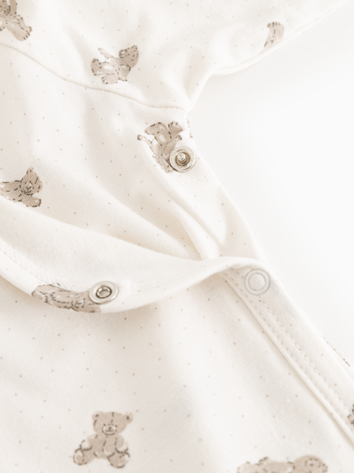 Boxpakje Rulo – Teddybears – MarMar Copenhagen: detail van de overslagsluiting en berenprint van het boxpakje.