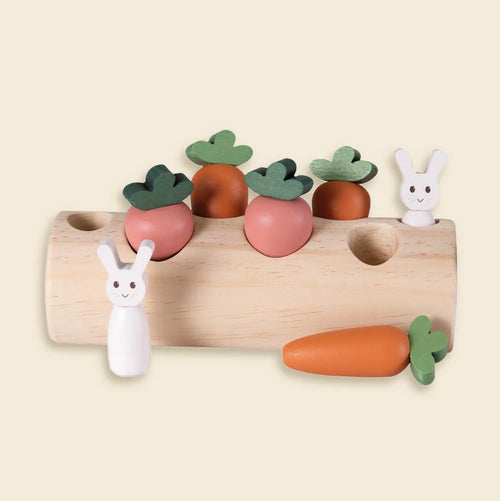 Boomstam Konijn en Groenten – Houten moestuin speelgoed met konijntjes – Egmont Toys: houten speelstam met groenten en konijnen.
