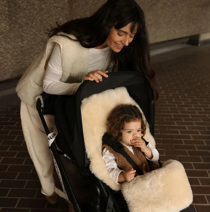 Voetenzak Puffmuff® - Merino schapenvacht - Noir + Milk - BINIBAMBA