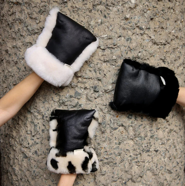 Kinderwagenfäustlinge aus Merino-Lammfell – Schwarz + Toast – BINIBAMBA