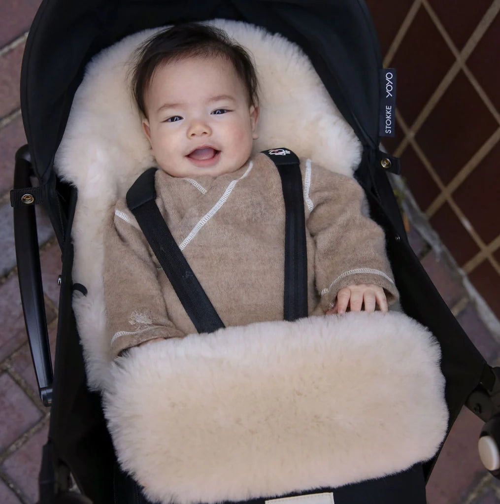 Milk Minipuff – Merino schapenvacht voetenzak voor reiswieg & Stokke YOYO – BINIBAMBA