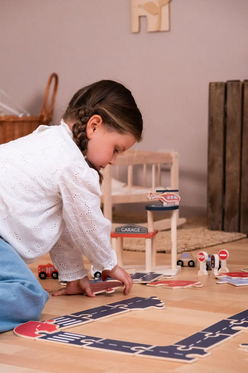 Auto's op de Weg – Egmont Toys: kind spelend met de houten autobaan.
