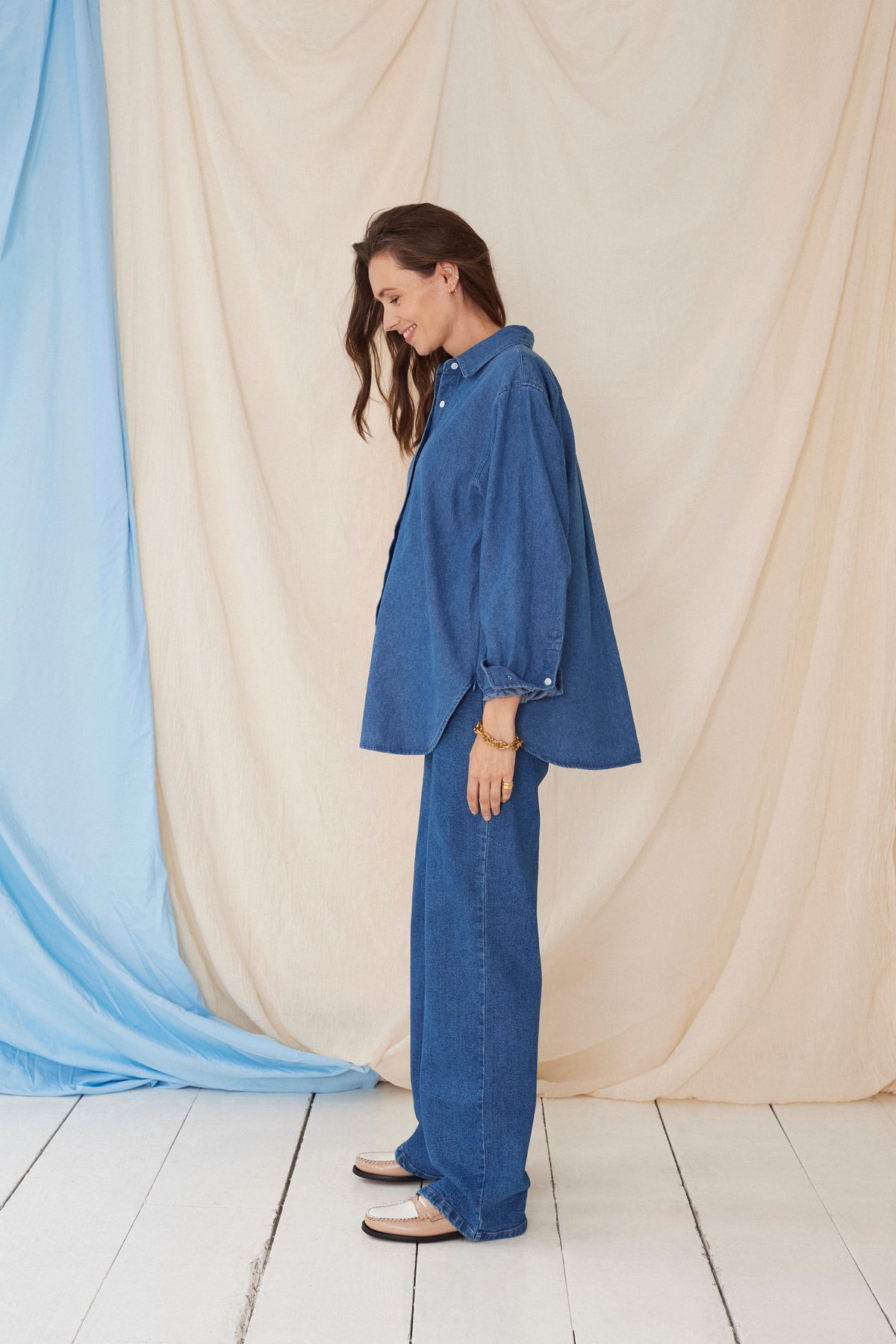 The Shirt Dark Denim – Oversized Umstandsbluse – 100% Baumwolle – Verdeckte Reißverschlüsse – Atelier Melon