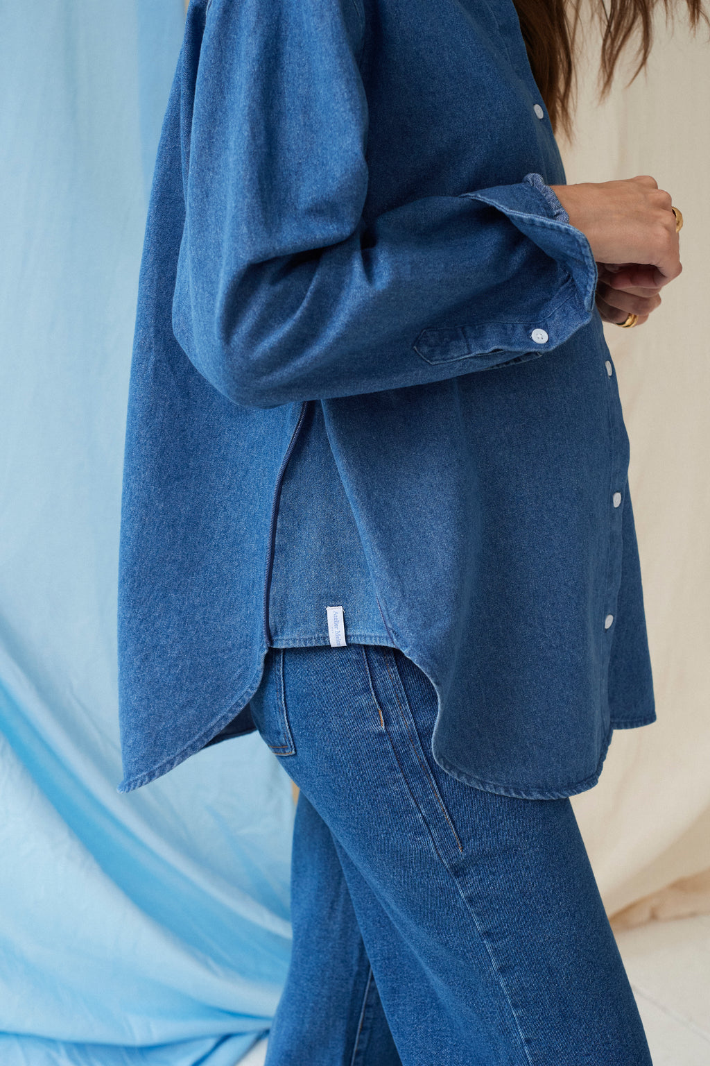 The Shirt Dark Denim – Oversized Umstandsbluse – 100% Baumwolle – Verdeckte Reißverschlüsse – Atelier Melon