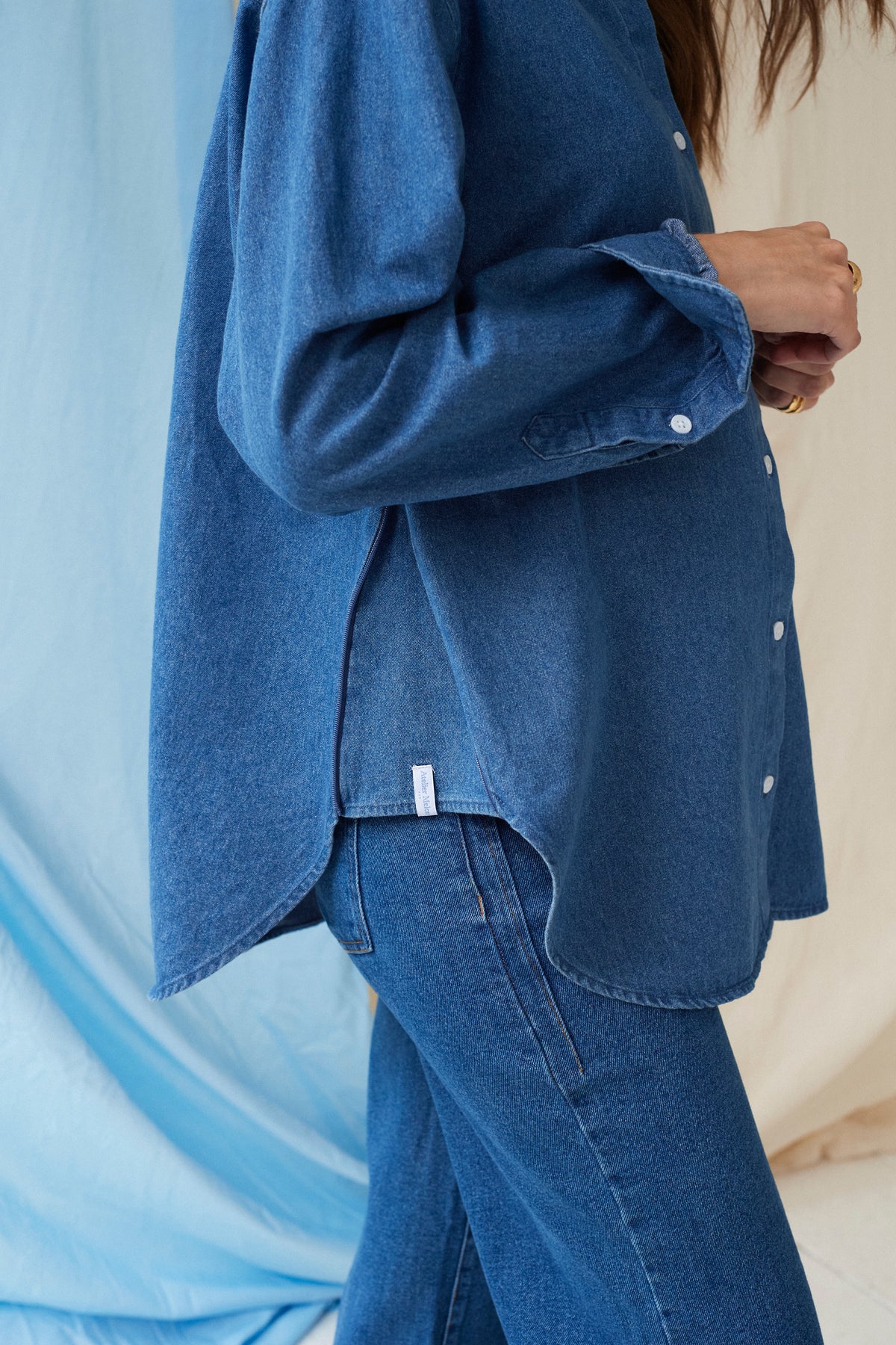 The Shirt Dark Denim – Oversized Umstandsbluse – 100% Baumwolle – Verdeckte Reißverschlüsse – Atelier Melon