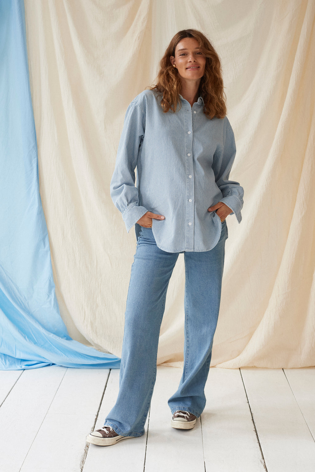 The Shirt Stripe Denim – Gestreepte oversized zwangerschapsblouse – 100% katoen – Verborgen ritsen – Atelier Melon