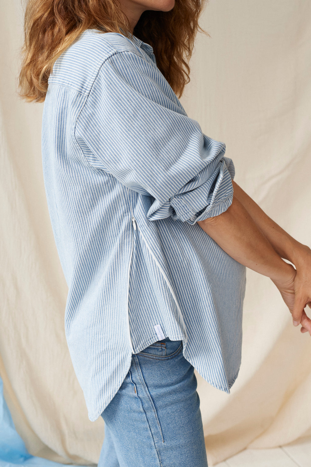 The Shirt Stripe Denim – Gestreepte oversized zwangerschapsblouse – 100% katoen – Verborgen ritsen – Atelier Melon