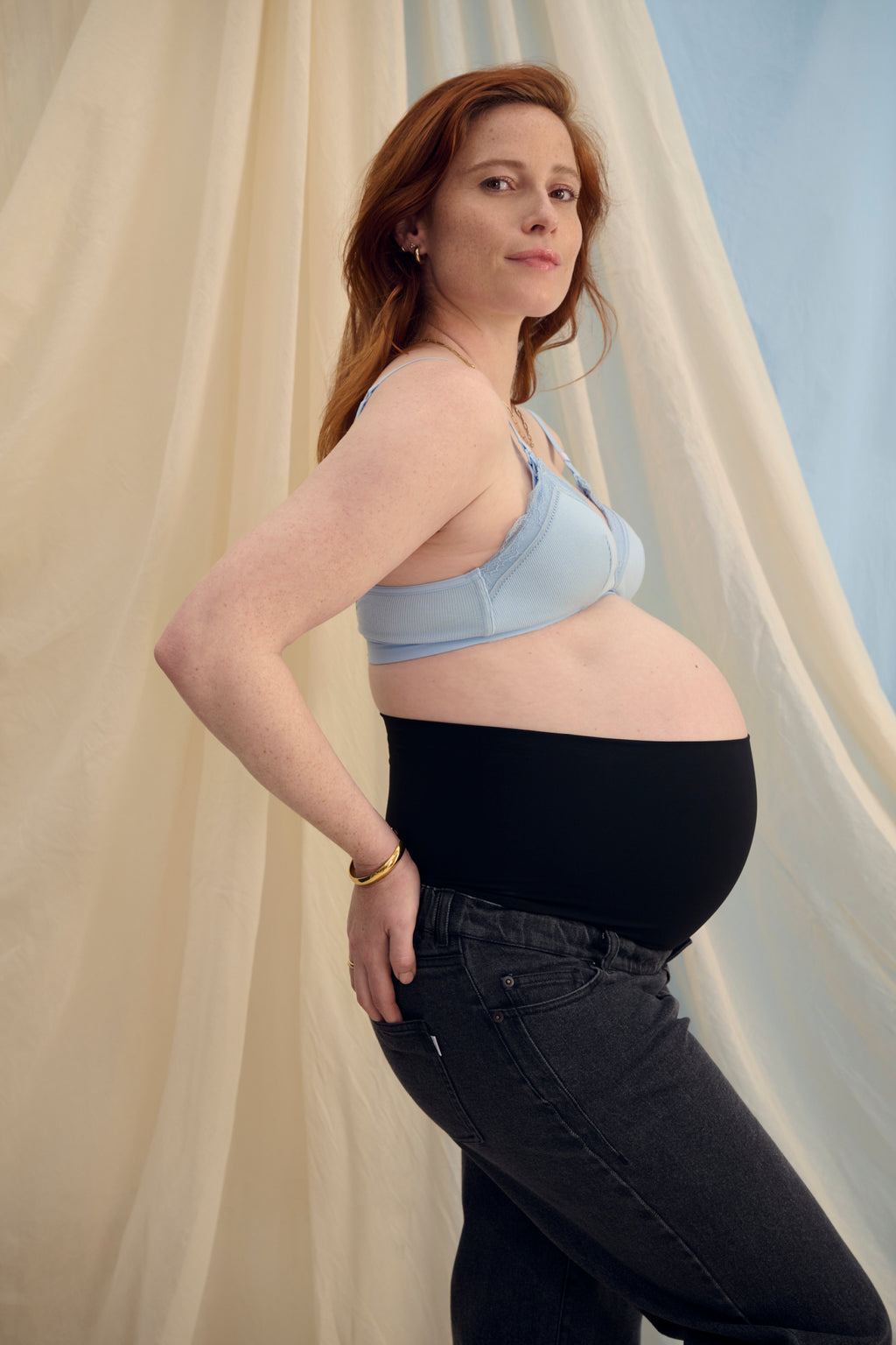 The Wide Jeans Black – Black wide-leg maternity jeans – Adjustable belly band – Atelier Melon