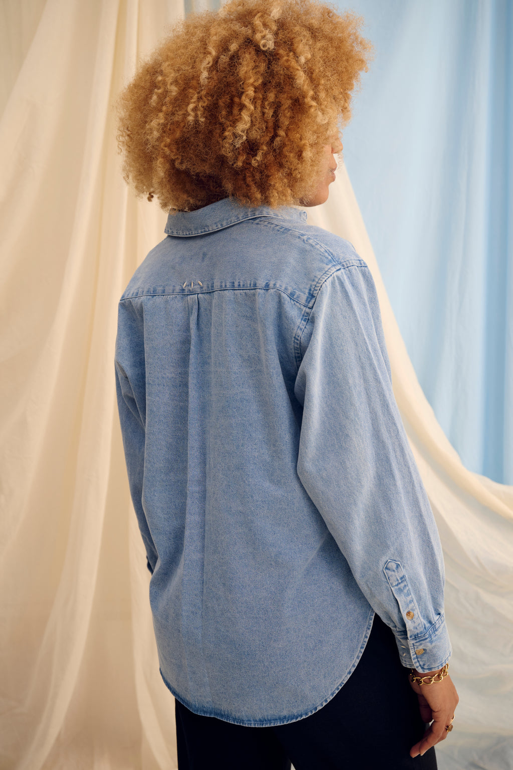 The Shirt Light Denim – Oversized Umstandsbluse – 100% Baumwolle – Verdeckte Reißverschlüsse – Atelier Melon