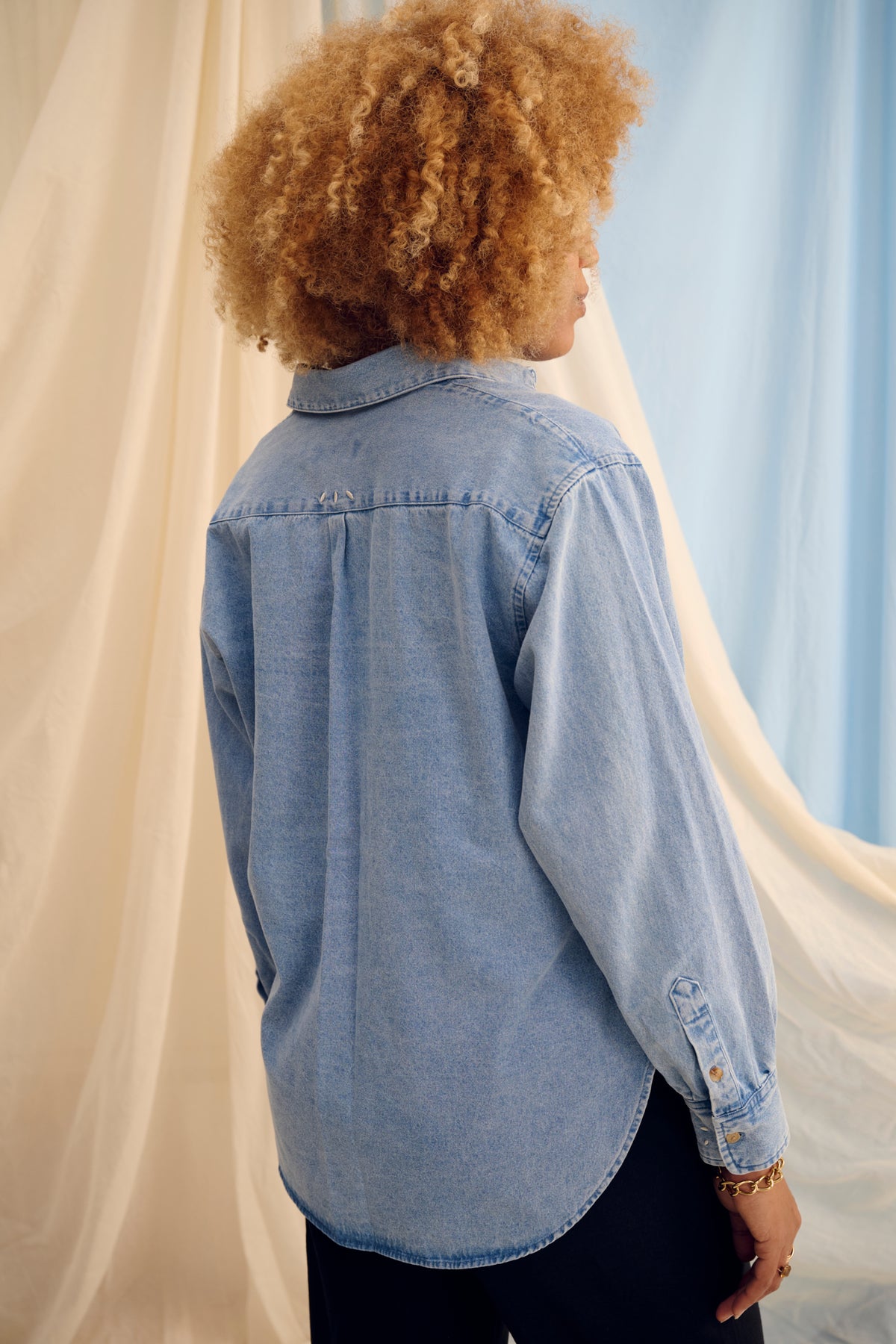 The Shirt Light Denim – Oversized Umstandsbluse – 100% Baumwolle – Verdeckte Reißverschlüsse – Atelier Melon