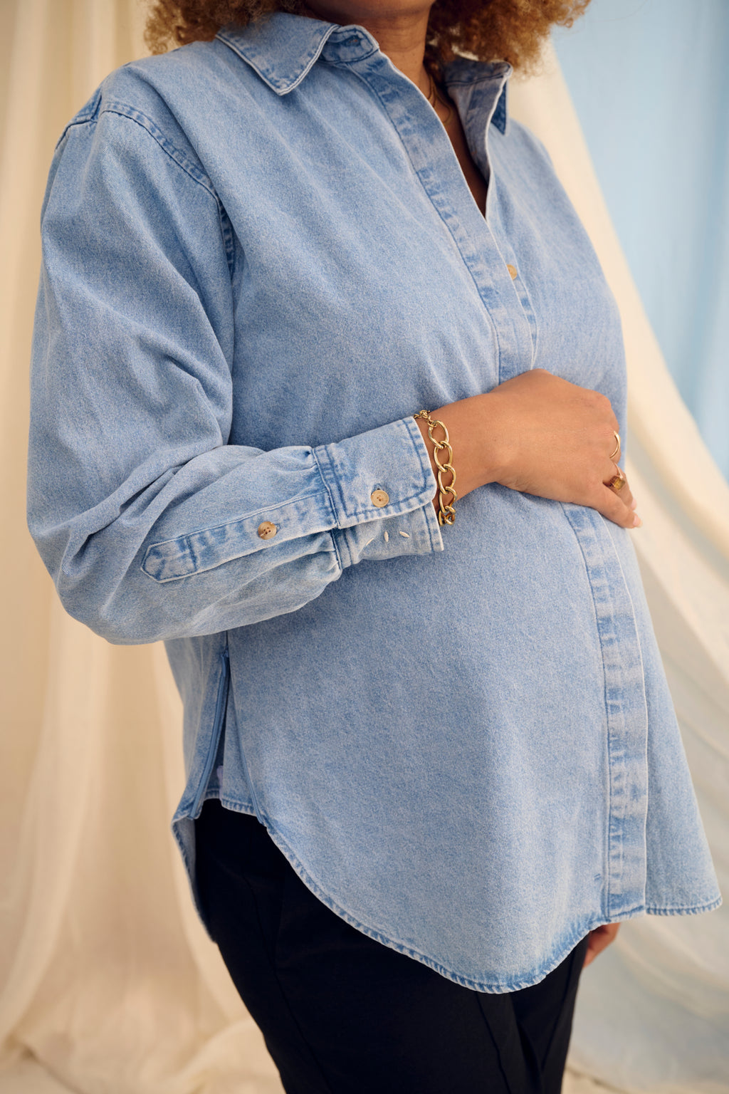 The Shirt Light Denim – Oversized Umstandsbluse – 100% Baumwolle – Verdeckte Reißverschlüsse – Atelier Melon