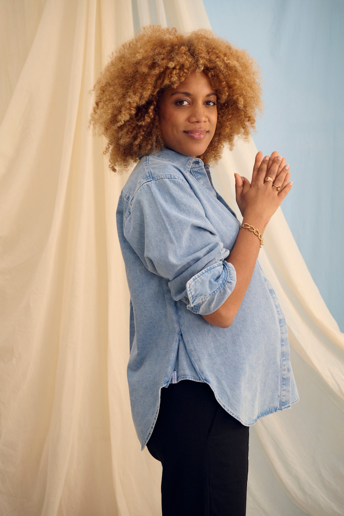 The Shirt Light Denim – Oversized Umstandsbluse – 100% Baumwolle – Verdeckte Reißverschlüsse – Atelier Melon