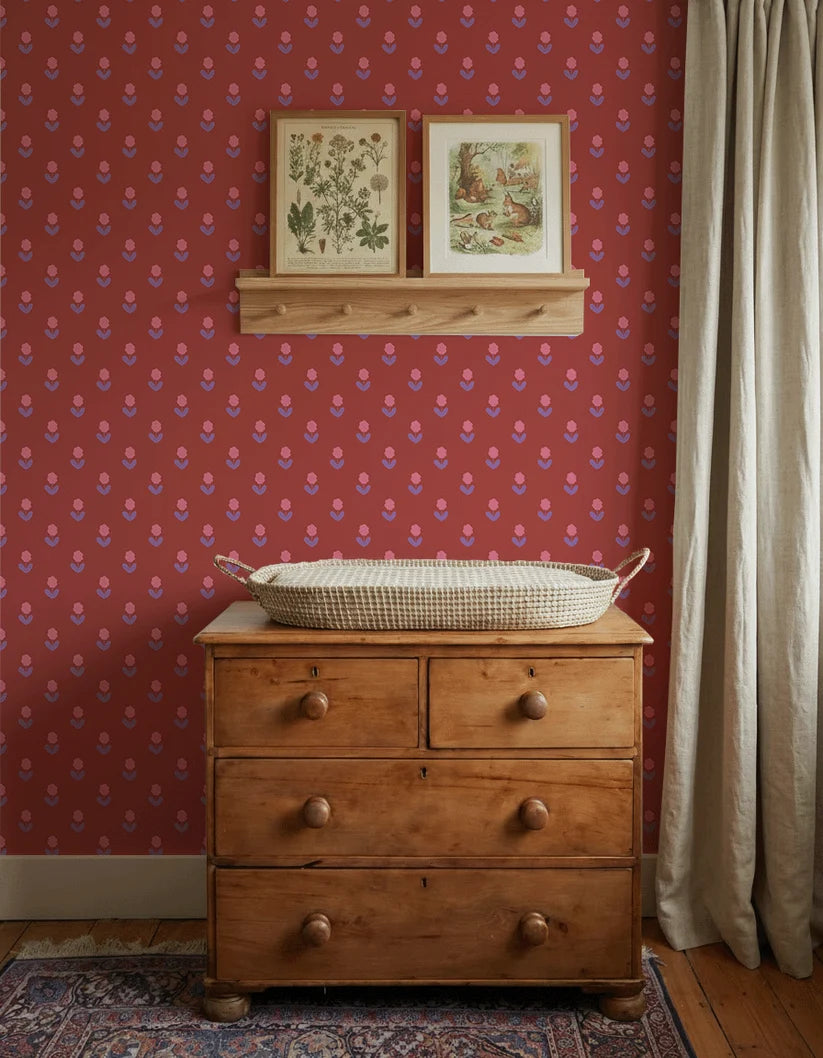 Bloemen Rood – Atelier Chien: Tapete hinter einer Holzkommode mit Wickelkorb.