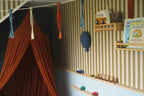 Smalle Strepen Olijfgroen – Gestreept vliesbehang voor de baby- en kinderkamer – Atelier Chien