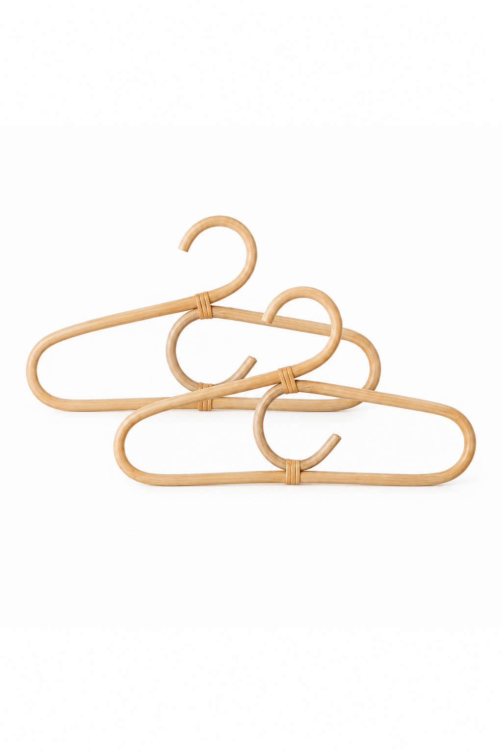 Aranya Hanger Nature – Bloomingville MINI: Zwei Kleiderbügel auf weißem Hintergrund.