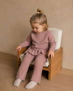 Gebreide trui met ruffel - Merino frill sweater - Winter Rose - 100% merino wol - Copenhagen Colors - met meisje en broek