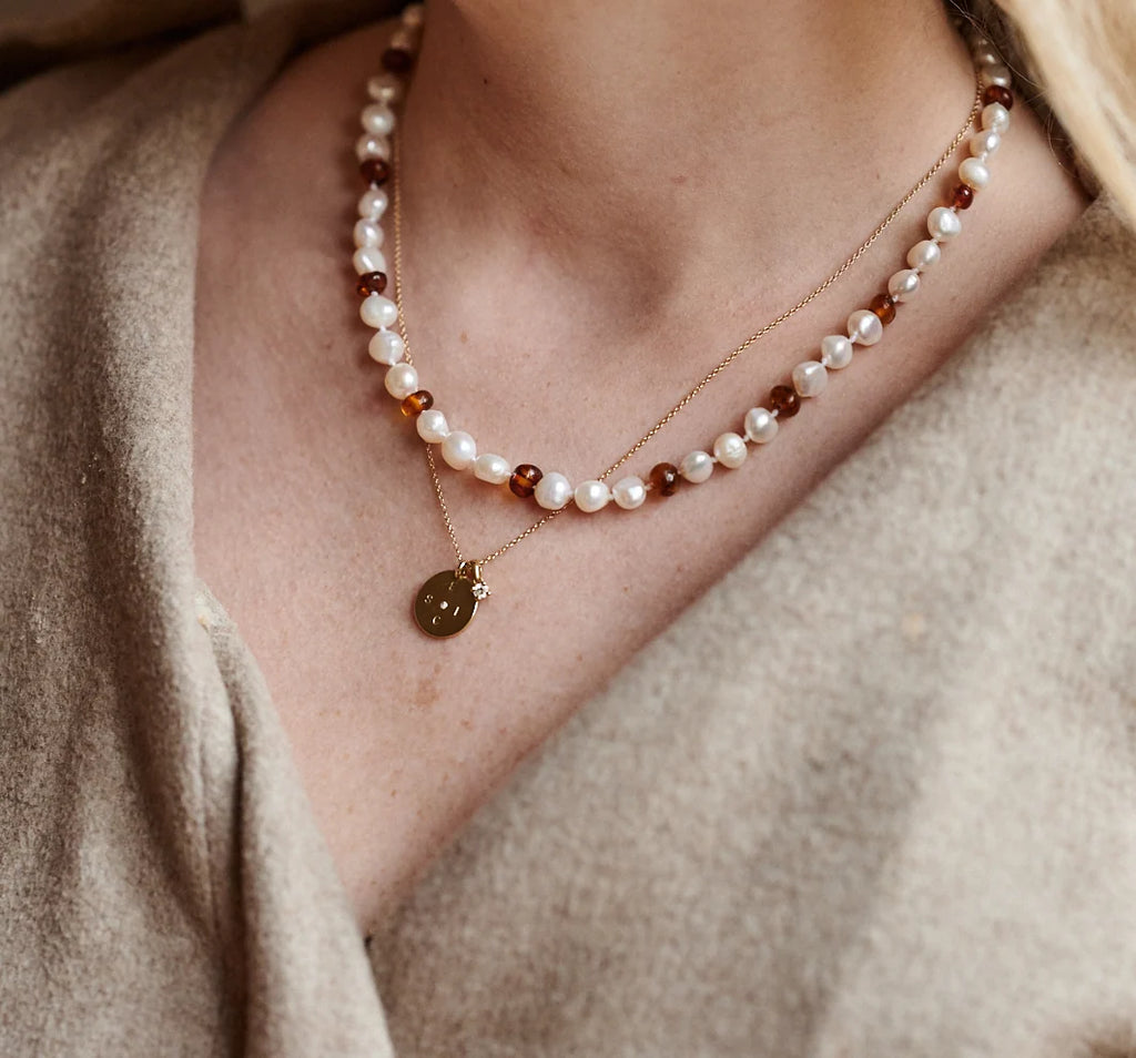 Pearly Caramel Adult Necklace – Damesketting met zoetwaterparels en karamelkleurig barnsteen – Nirrimis