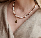 Pearly Caramel Adult Necklace – Damesketting met zoetwaterparels en karamelkleurig barnsteen – Nirrimis