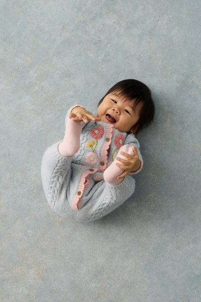 Gebreid babypakje Drillia met bloemen - TENCEL™ & alpaca - Cloud - Louise Misha