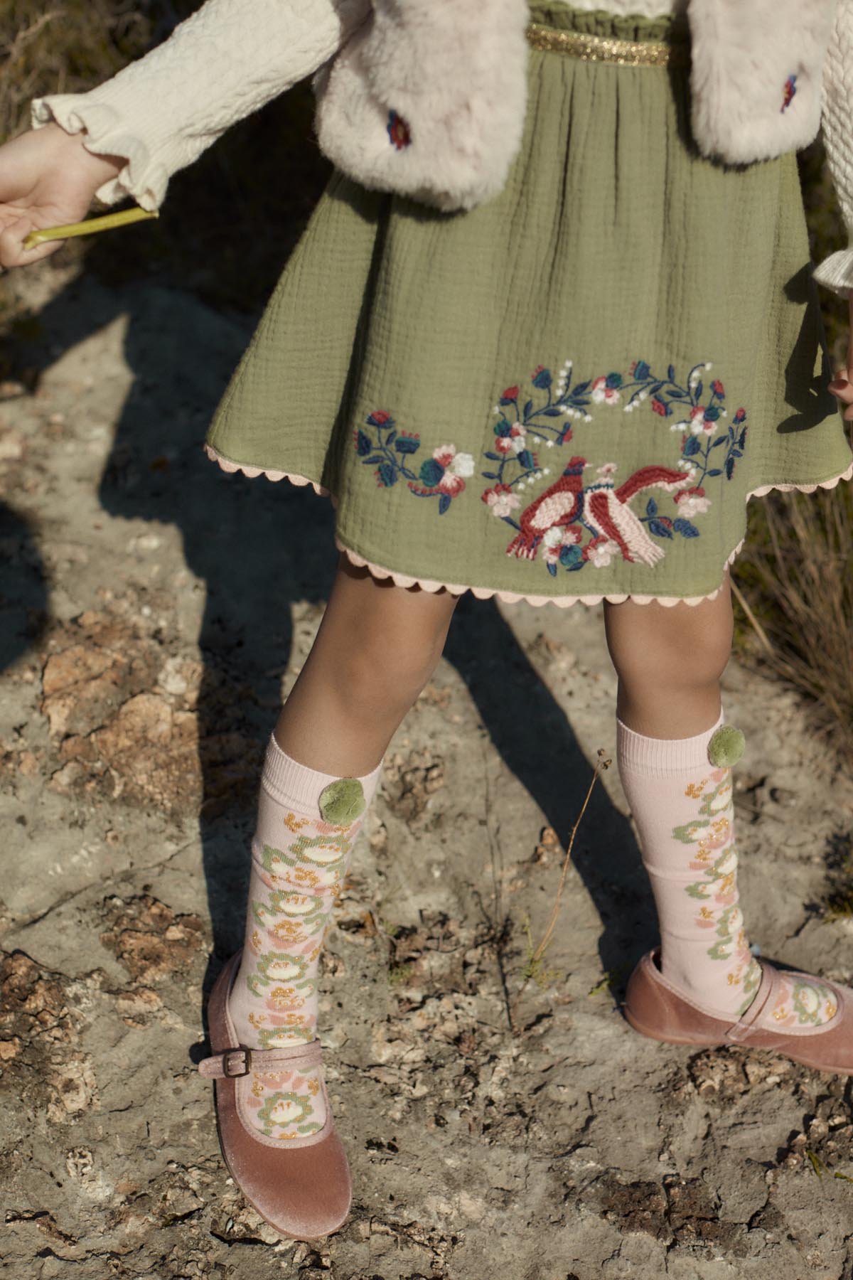 Kniekousen Chelie met pompons - Katoenmix - Blush - Louise Misha - lifestyle