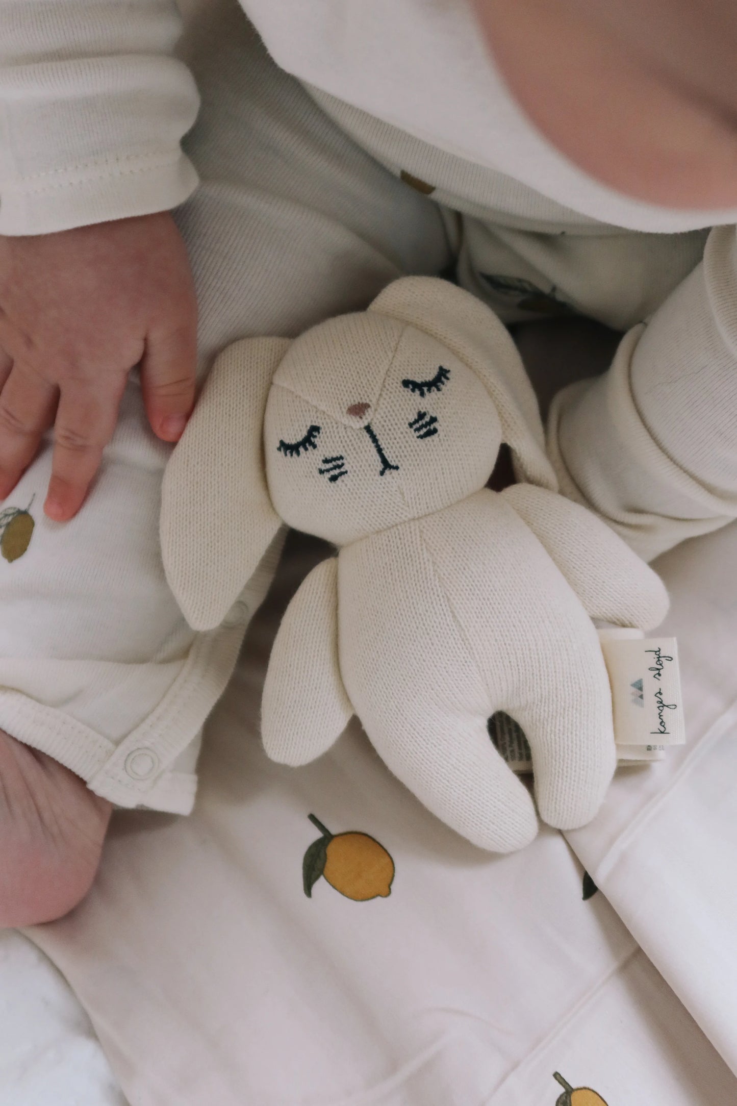 Mini Konijn - Zacht knuffeltje met belletje - Biologisch katoen - Konges Sløjd