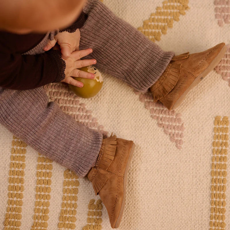 Moccasin Suede Slippers – Chaussons pour bébé en cuir avec semelle antidérapante en suède – MELTON : gros plan sur les chaussons pour bébé aux pieds d'un enfant.