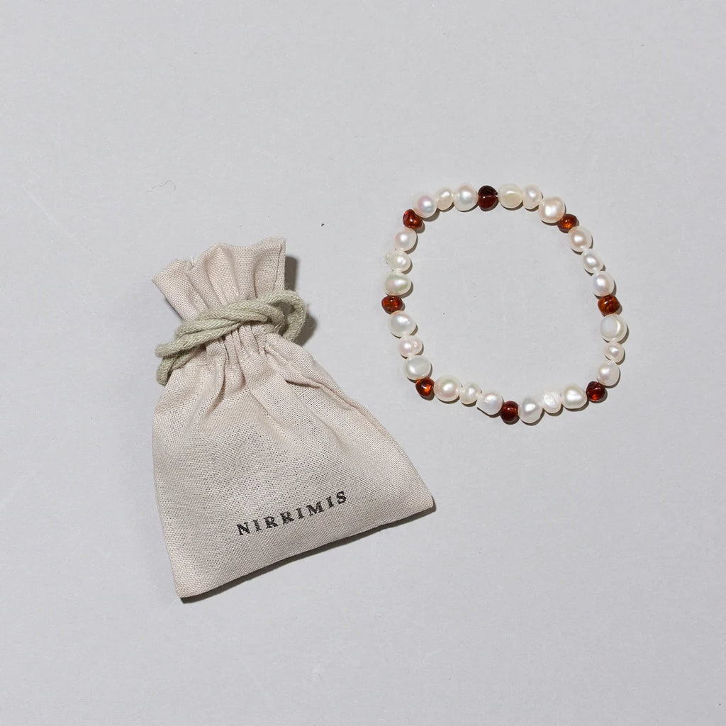 Pearly Caramel Bracelet – Damenarmband mit Süßwasserperlen und karamellfarbenem Bernstein – Nirrimis