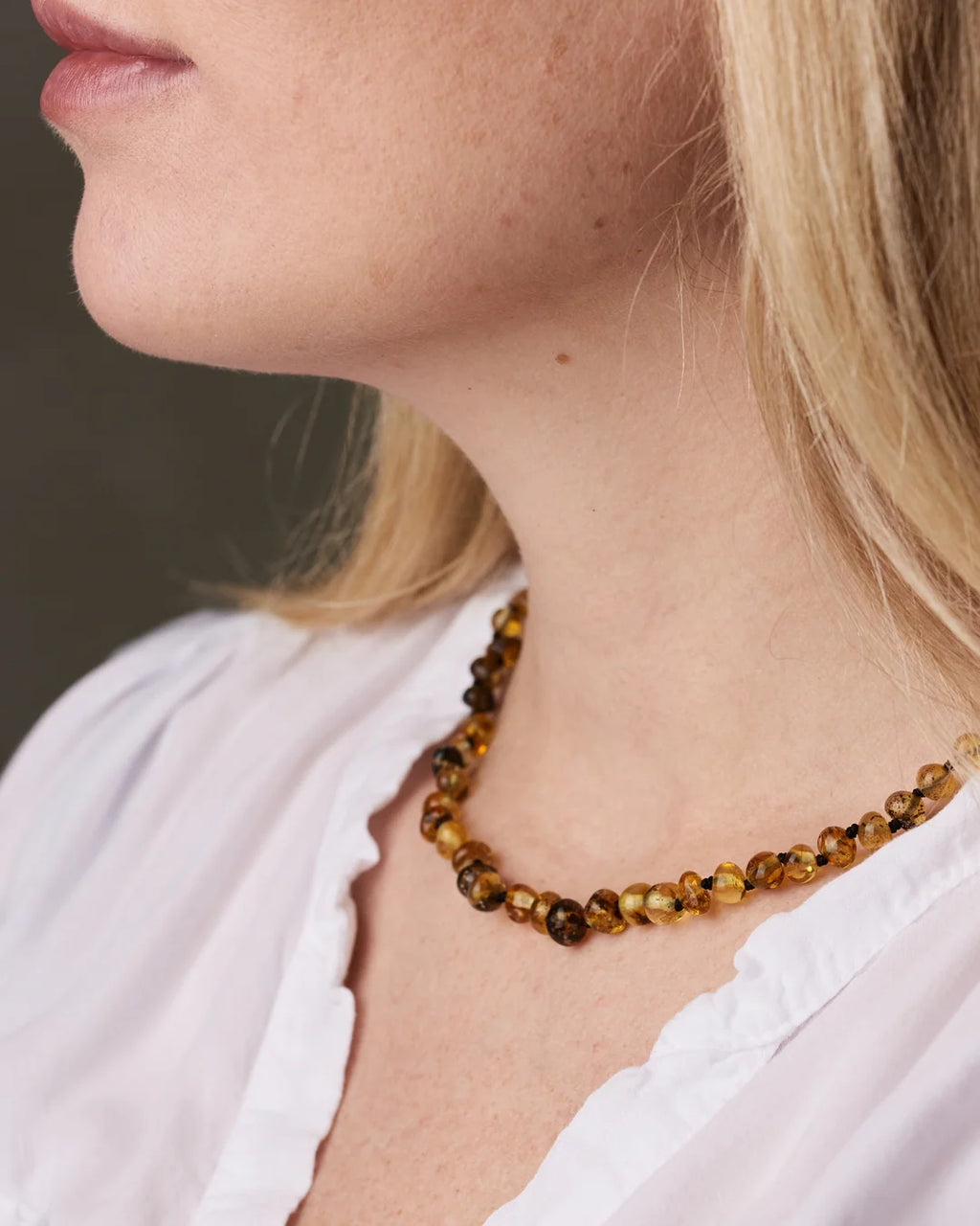 Green Amber Adult Necklace – Damesketting van gepolijst groen Baltisch barnsteen – Nirrimis