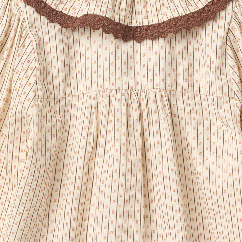 Blouse met ruffle kraagje - Sand Flower Print - 100% biologisch katoen - Copenhagen Colors - close up print