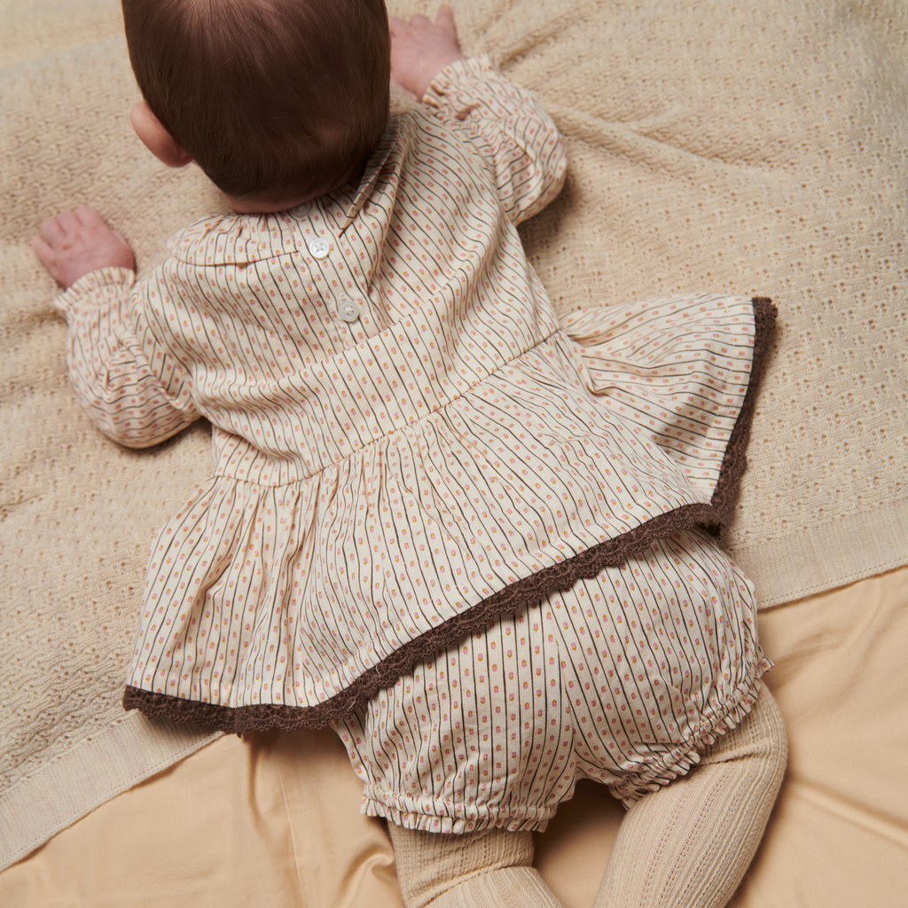 Baby set blouse en bloomer - Sand Flower Print - 100% biologisch katoen - Copenhagen Colors - sfeerfoto met baby