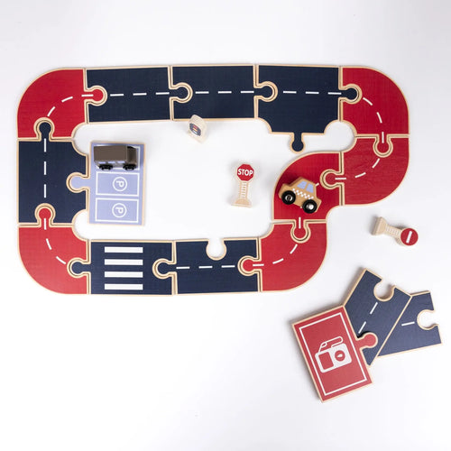 Auto's op de Weg – Egmont Toys: bovenaanzicht van de speelbaan met houten autootjes en accessoires.
