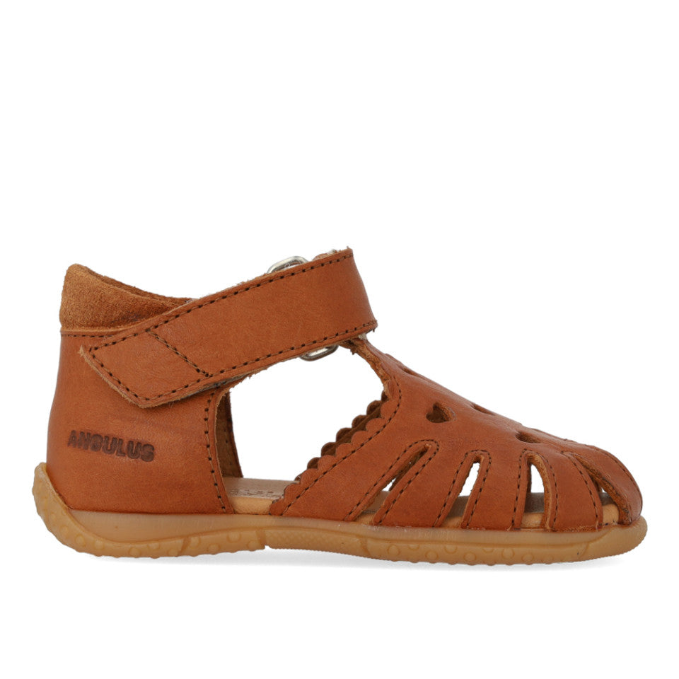Angulus - Gesloten sandaal met gestanste hartjes - Cognac -100% Chroomvrij Leer - zijaanzicht schoen
