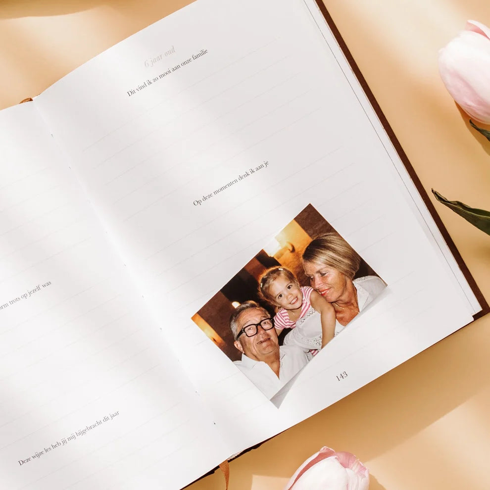 Sinds jij mijn kleinkind bent – Großeltern-Eintragebuch mit Erinnerungen und Lebensweisheiten für 10 Jahre – Birth Lines