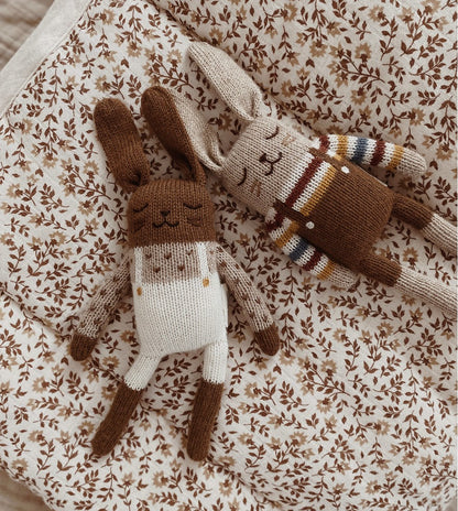 Gebreid knuffel konijntje - Rainbow sweater - Alpaca wol - Main Sauvage