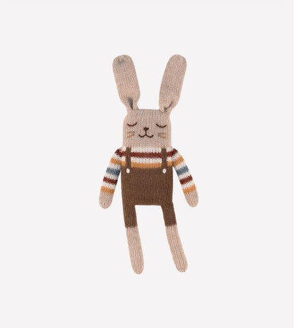 Gebreid knuffel konijntje - Rainbow sweater - Alpaca wol - Main Sauvage